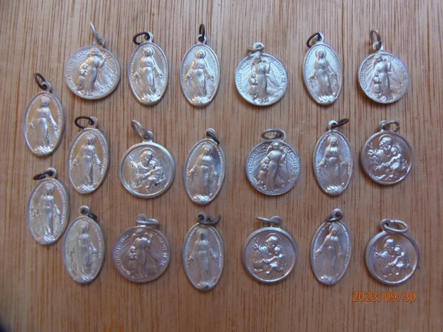 Lot of old brooches and pendants / religious medals