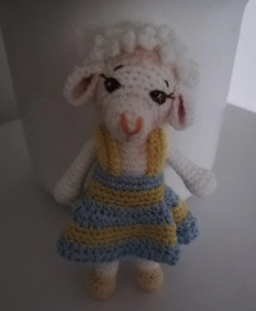 AMIGURUMI - kleines SCHAF - Neu - gehäkelt - echte Handarbeit
