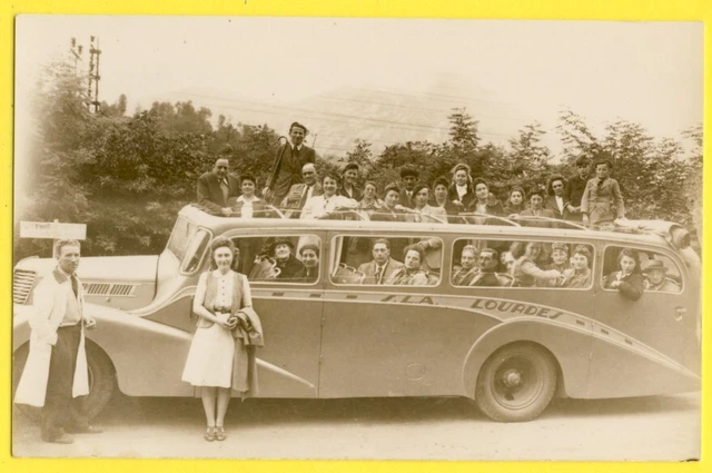 cpa FRANCE Photo vers 1930 AUTOMOBILE AUTOCAR Chauffeur SLA LOURDES Touristes