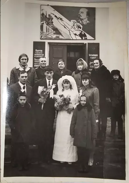 Vecchia foto di matrimonio vintage sovietico. Bellissima foto di giovani...