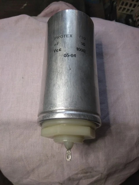 Condensatore Elettrolitico Assiale United Chemicon 10uF 300V - 39D106F300EJ6 - USA