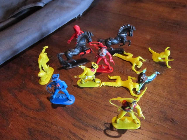 Lot De Petits Soldats Cowboys Et Indiens Vintage - Fin Des Années 60 / Début 70 - Occasion