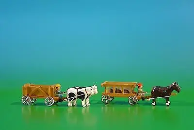 2 Miniatur Gespanne Kastenwagen in natur mit Ochsen , Ladung: leer und Leiterwag