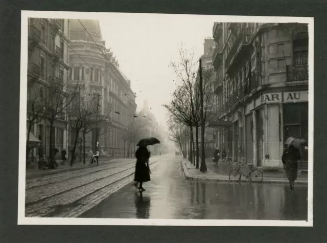 France, Paris sous la pluie  Vintage silver print.  Tirage argentique d&#039;é