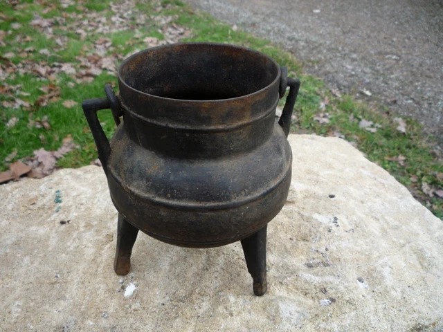 Ancien XXème joli petit chaudron tripode en cuivre martelé
