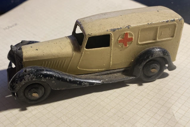 Dinky Toys 807 – Ambulance Militaire Renault 4x4 (Troisième Version, Métal, Occasion)