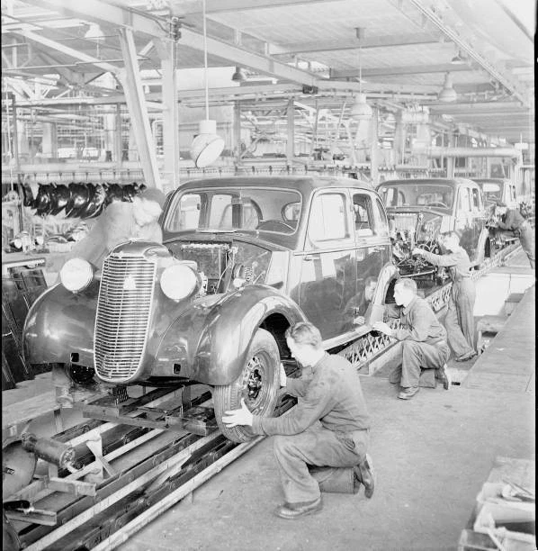 Austin Rover Assembly Line MOUNTING WHEEL ASSEMBLY line Assembly hangar General Motors 1946 Old ...