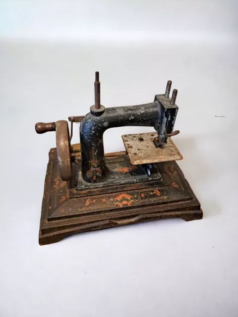 Ancienne petit machine à coudre à manivelle pour enfant