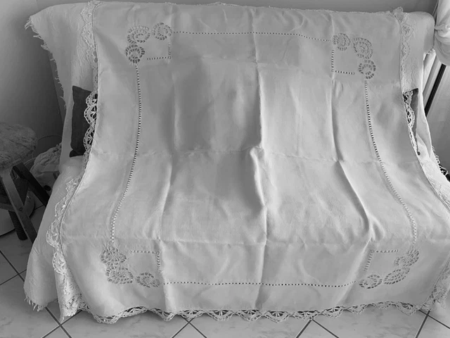 Nappe ovale blanche brodée main avec dentelle et blanc Nappe ovale blanche brodée main avec dentelle et blanc