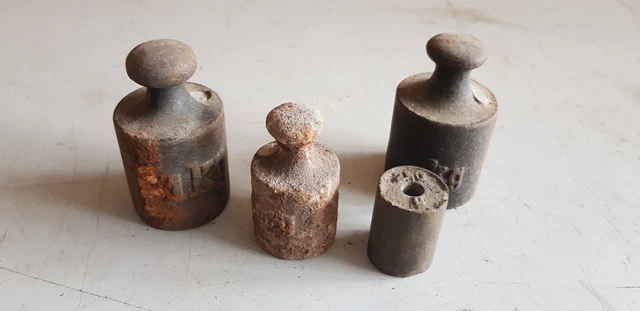 4 alte Gewichte Eisen Rost Deko  vintage