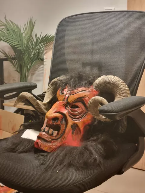 Krampus Perchten Maske, Rot Aus Holz Mit Widderhörnern, Schaf Langhaar Kopffell