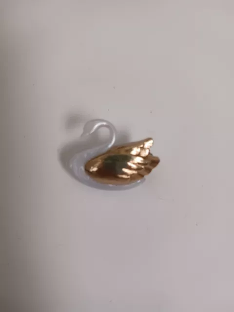 Vintage AVON SWAN LUCITE & Gold Tone Pin Brooch 1 1/4"