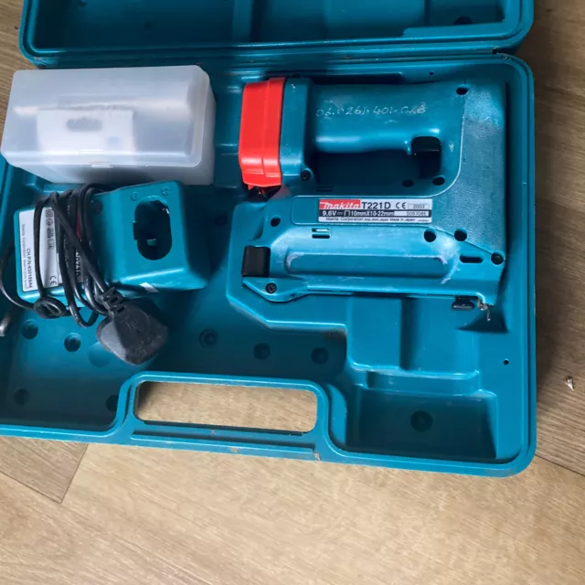 Pistola de grapa inalámbrica Makita T221D 9,6 V