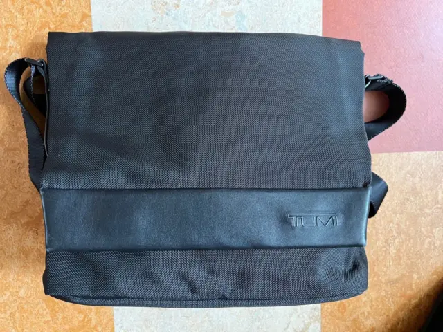 TUMI Crossbody Messenger Laptop Bag Magnetic Flap 4367D3 Black nylon & leather
