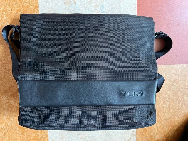 TUMI Crossbody Messenger Laptop Bag Magnetic Flap 4367D3 Black nylon & leather