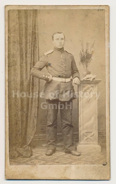 121657, Portraitfoto CDV, Soldat in Uniform, um 1880, Atelier in Kiel
