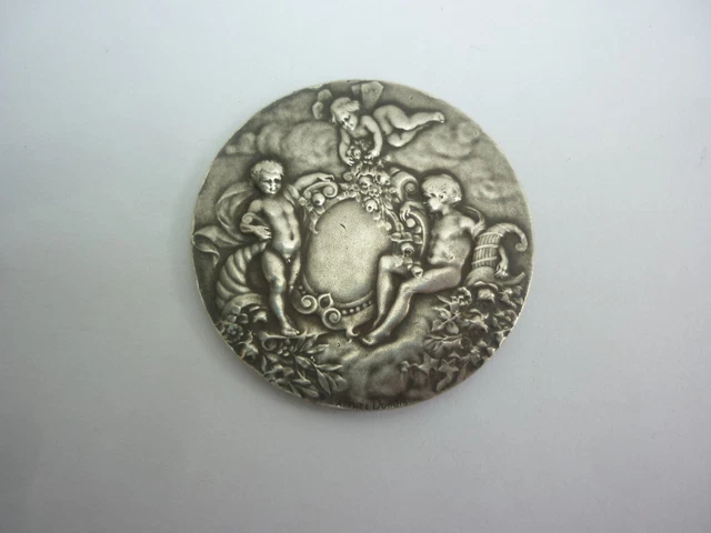 Petit Plateau En Argent Massif Repoussé – Scène Galante Et Putti – 129 Grammes