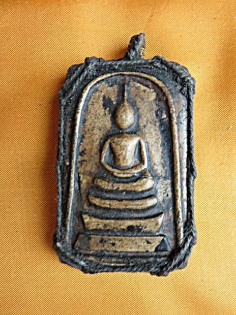 altes Buddha Amulett Kordelwicklung,Buddha auf dem 3 stufigem Thron ca 50 Jahre