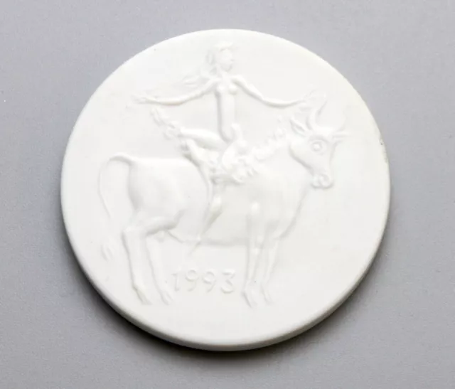 Meissen Porzellan Medaille Europa auf Stier 1993.