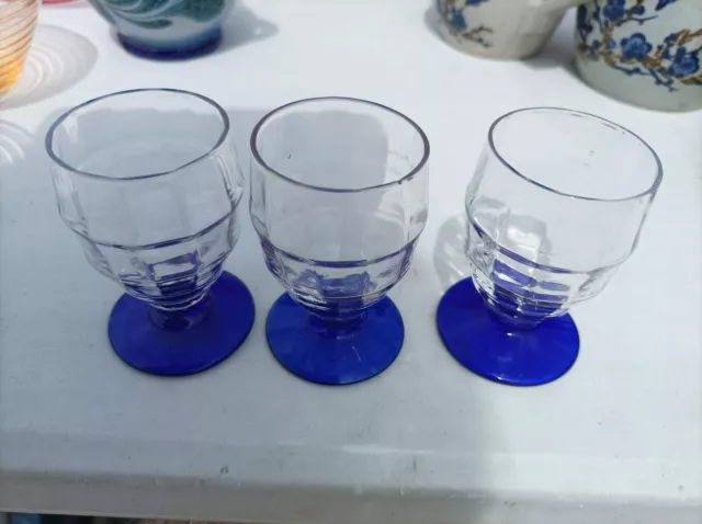 3 Anciens verres à liqueur pied bleu art déco