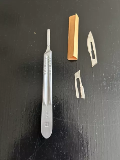 Pa1/ Ancien Scalpel Bistouri 4  Chromé Avec Une Lame Neuve 13 Cm Tbe