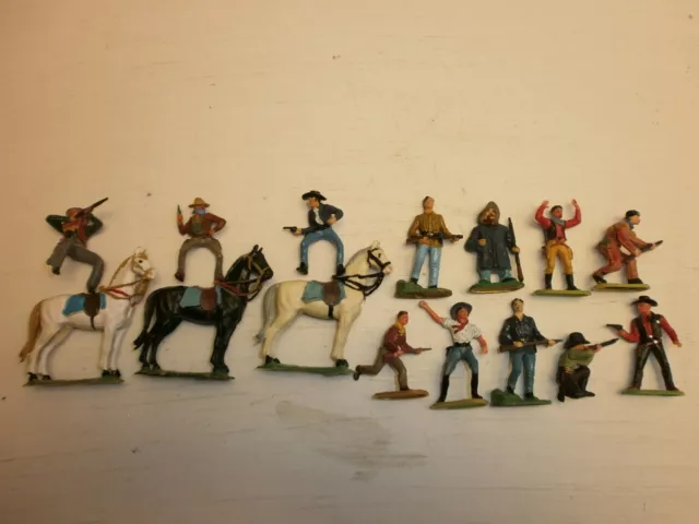 3. Konvolut 12 alte Elastolin Kunststoff Figuren Wildwest Cowboys Trapper zu 4cm