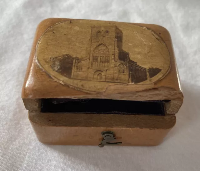 Caja de madera vintage pequeña. necesita reparación