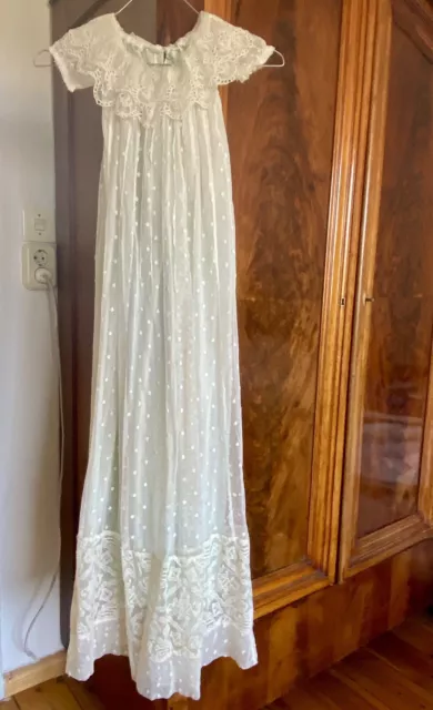 Antikes Taufkleid BaumwillTupfenTüll Spitze / Seide um 1910 Länge 109 cm