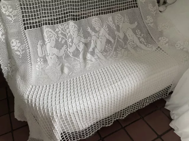 Linge Ancien Petit Couvre Lit Dentelle Au Filet  Décor De 4 Angelots Central