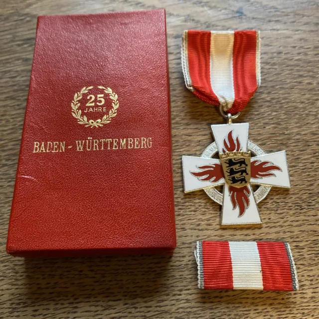 Orden  Feuerwehr Ehrenkreuz Mit Etui und Miniatur in Silber FW2