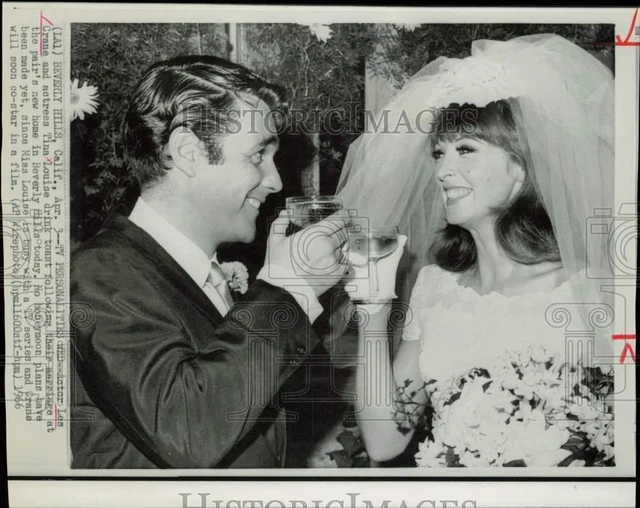 1966 Press Photo Les Crane and Tina Louise toast their marriage in Beverly Hills