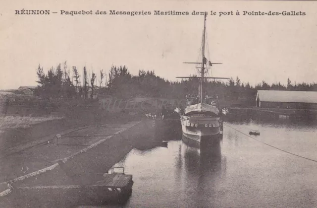 REUNION    Paquebot des Messageries Maritimes dans le Port à Pointe des Gallets