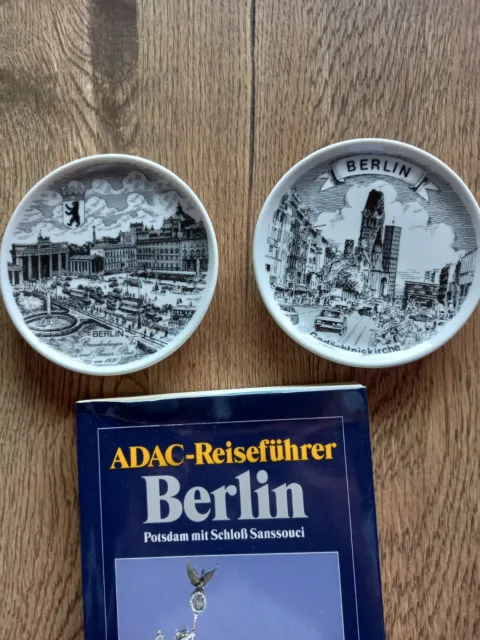 Berlin Reiseführer, von 1996, 2 Berliner Souveniertellerchen