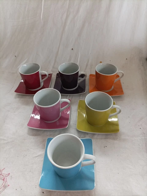 Service à café très sympathique 6 tasses et soucoupes  bon état ❤️❤️