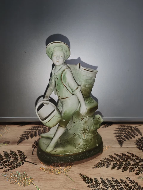 Statuette vintage jeune fille et une biche biscuit de porcelaine