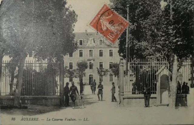 CPA AUXERRE la Caserne Vauban dept-89  accroc bord gauche haut 5 mm