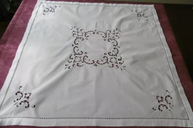 Jolie petite nappe avec FILS TIRÉS et BRODERIES