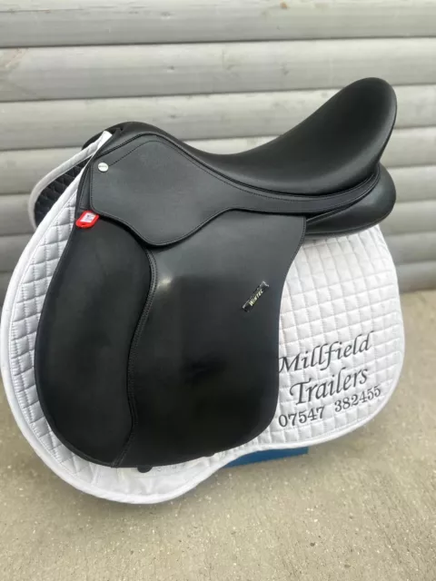 17.5 Inch Black Wintec 500 Saddle With Cair Adjustable Gullet.