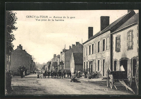 CPA Cercy-la-Tour, Avenue de la Gare, view taken from the barrier
