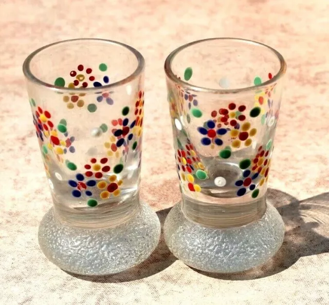 paire ancien petits verres a décor de fleurs émaillés