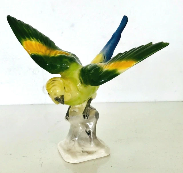 porcelaine polychrome représentant une perruche ondulée cachet. XX siècle .