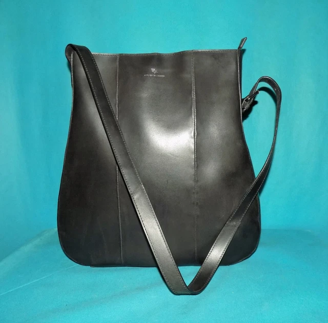 grand sac ATELIER DE L'ARMEE en cuir noir porté épaule ou travers format A4