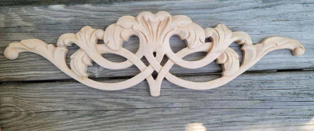 2 apliques de madera superpuestos de corona. 1 Malpe, 1 cereza 20"" x 5 5/8""X 3/4""