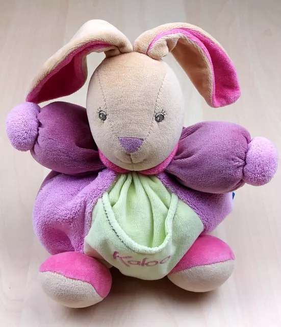 Doudou boule hochet lapin KALOO rose vert violet éponge poche sans souris 24 cm