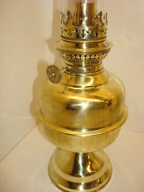 LAMPE à PÉTROLE  en LAITON TOTALEMENT RESTAUREE