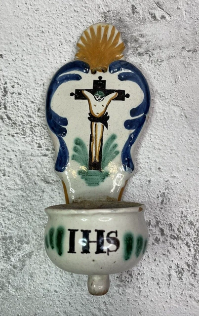 Ancien bénitier en faïence de Nevers, croix Jésus Christ IHS
