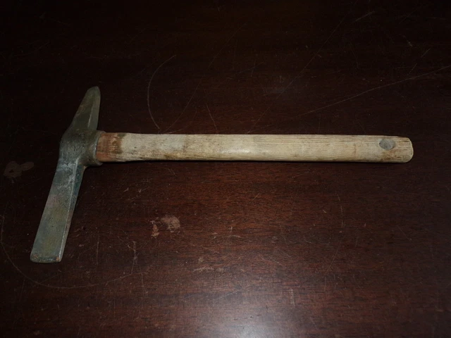 Ancien Outil Type Pic De Mineur – Lame 21cm Manche Bois 36cm – Acier