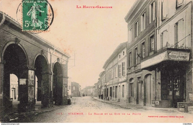 31 RIEUMES S13740 La Halle et la Rue de la Poste Epicerie - En l'�tat Pli - L23