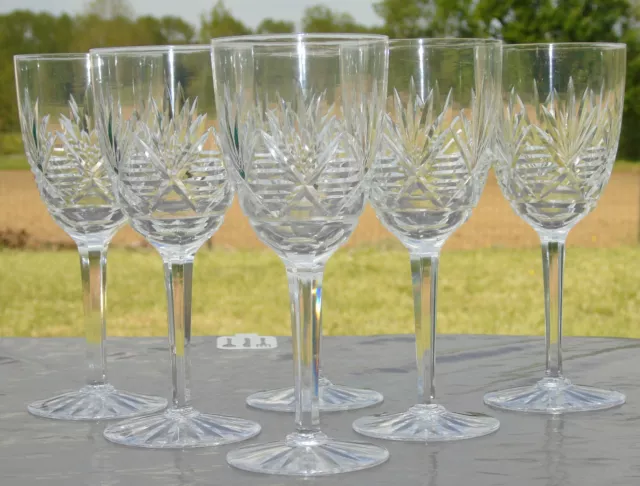 Saint Louis? Baccarat? Lemberg? Service de 6 verres à vin blanc cristal taillé