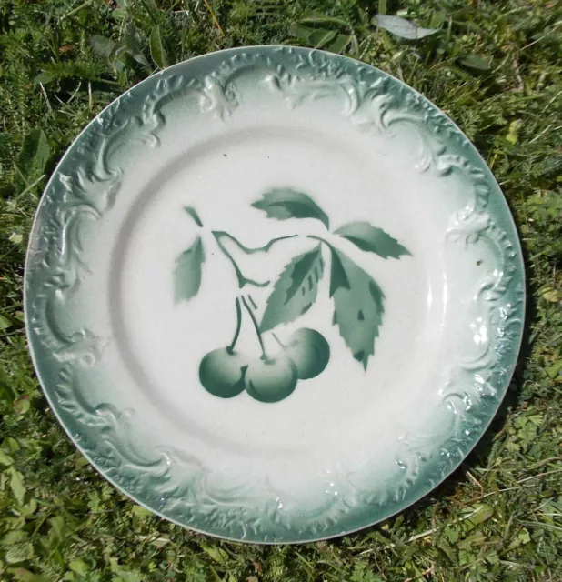 Ancienne Assiette Barbotine Cerise